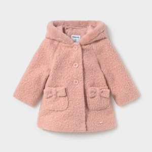 ABRIGO ROSA RIZADO CON CAPUCHA. MAYORAL
